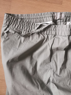 Lässige Hose Everlane mit elastischem Bund, helles lindgrün, Gr. XL