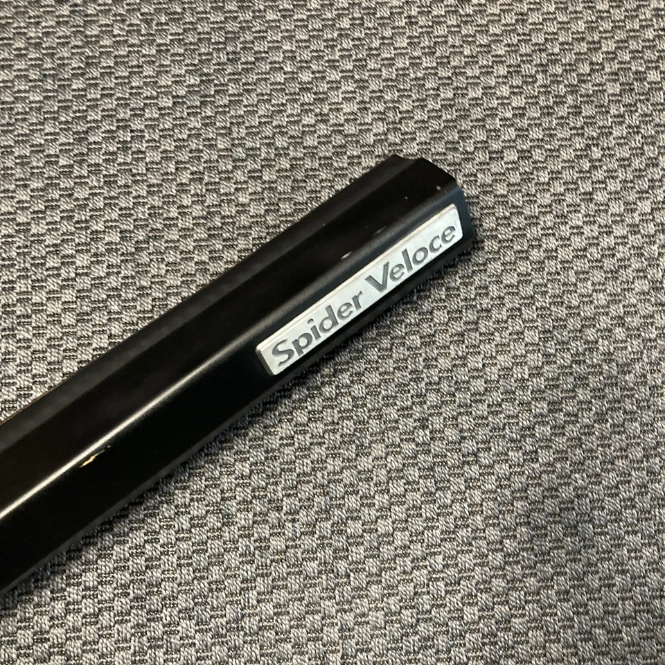 Alerón central de plástico para maletero Alfa Romeo Spider Veloce S3 OEM (1983-1989) Foto 3 de 4