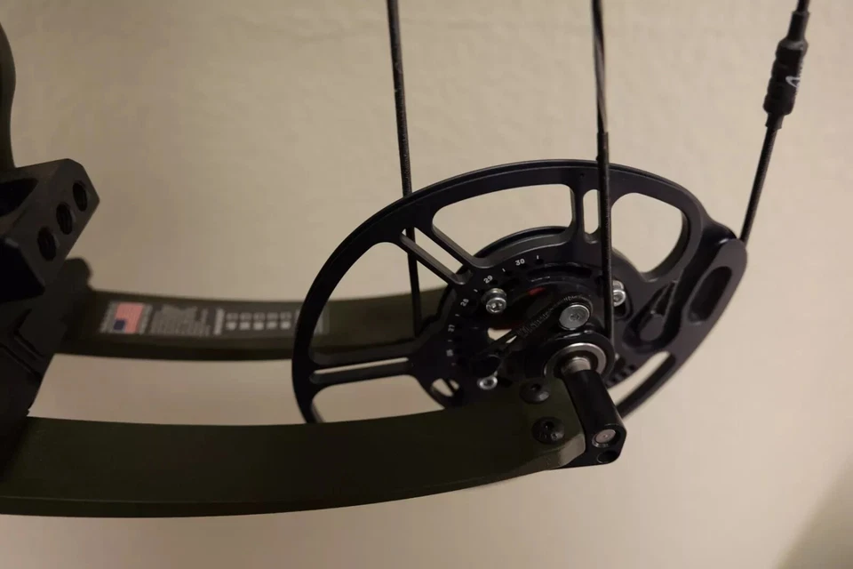 💥 Bowtech Carbon One Compound Hunting Bow OD Green💥 - Image 4 of 4