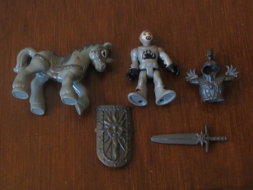 Caballero de plata Fisher Price Imaginext con accesorios y caballo - Imagen 3 de 3