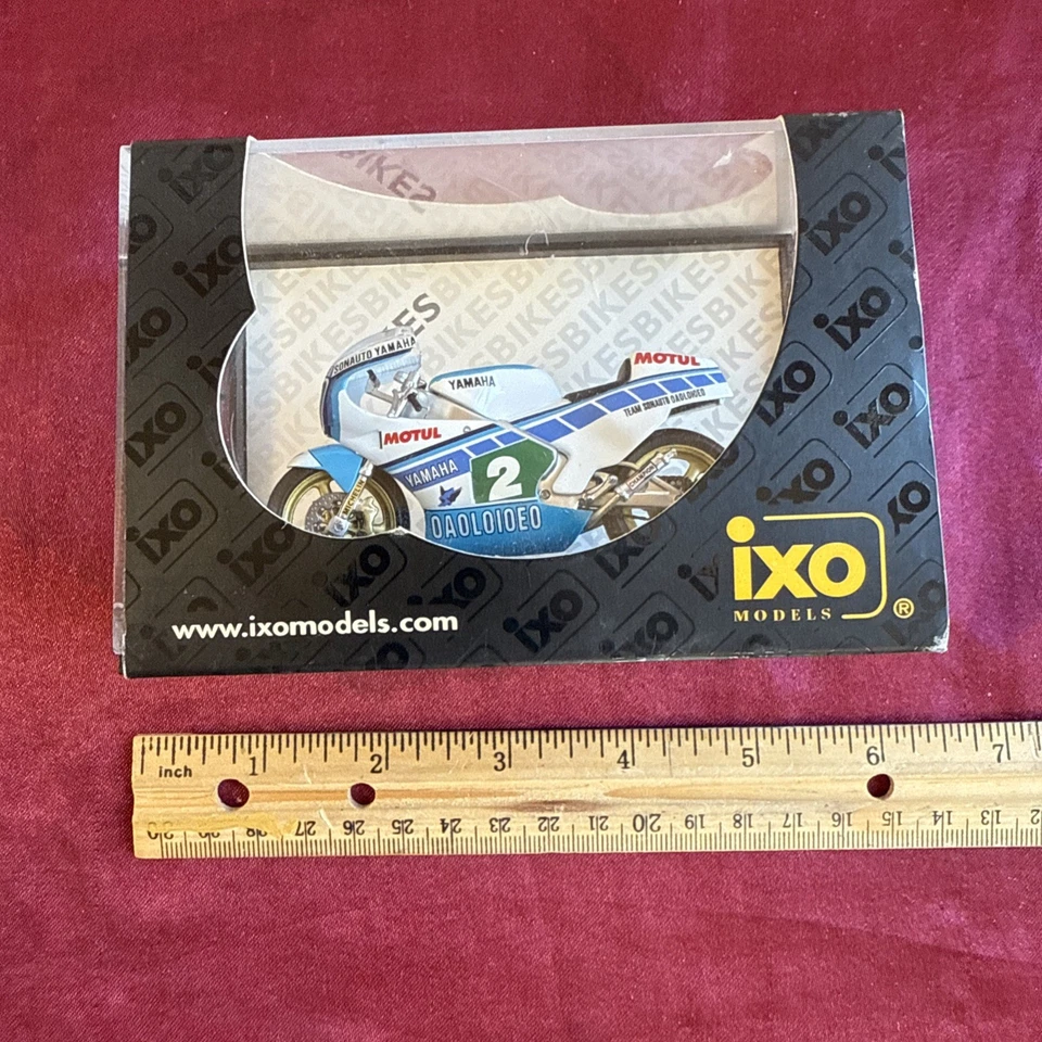 IXO Yamaha TZ 250L Christian Sarron 1984 y motocicleta de carreras diecast escala 1:2 Foto 2 de 4