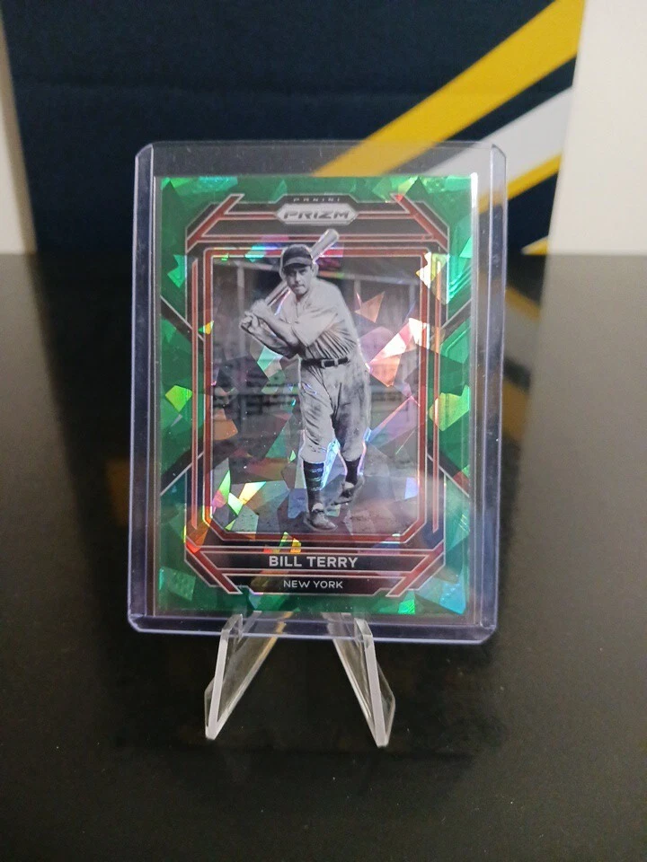 2023 Panini Prizm Green Cracked Ice Prism Bill Terry #185 New York Giants