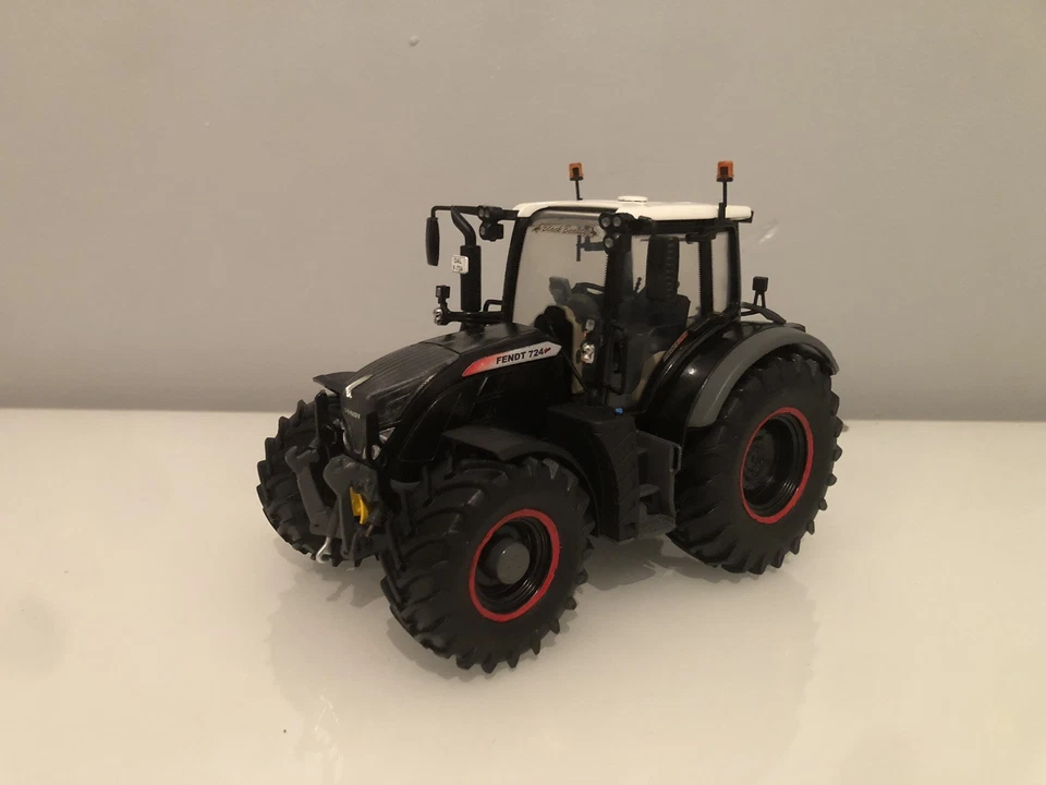 Fendt 724 Black Beauty 1/32 Universal Hobbies  - Photo 2/4