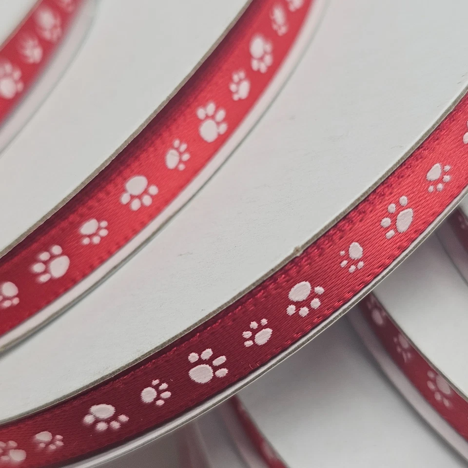 Cinta con estampado de pata de satén de una sola cara 1/4" roja con estampado de pata blanca - rollo de 50 yardas Foto 4 de 4