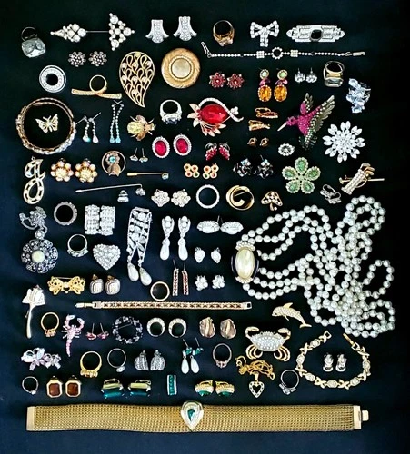 Large lot vintage rhinestone costume jewelry. Clip-on earrings, brooches & more!