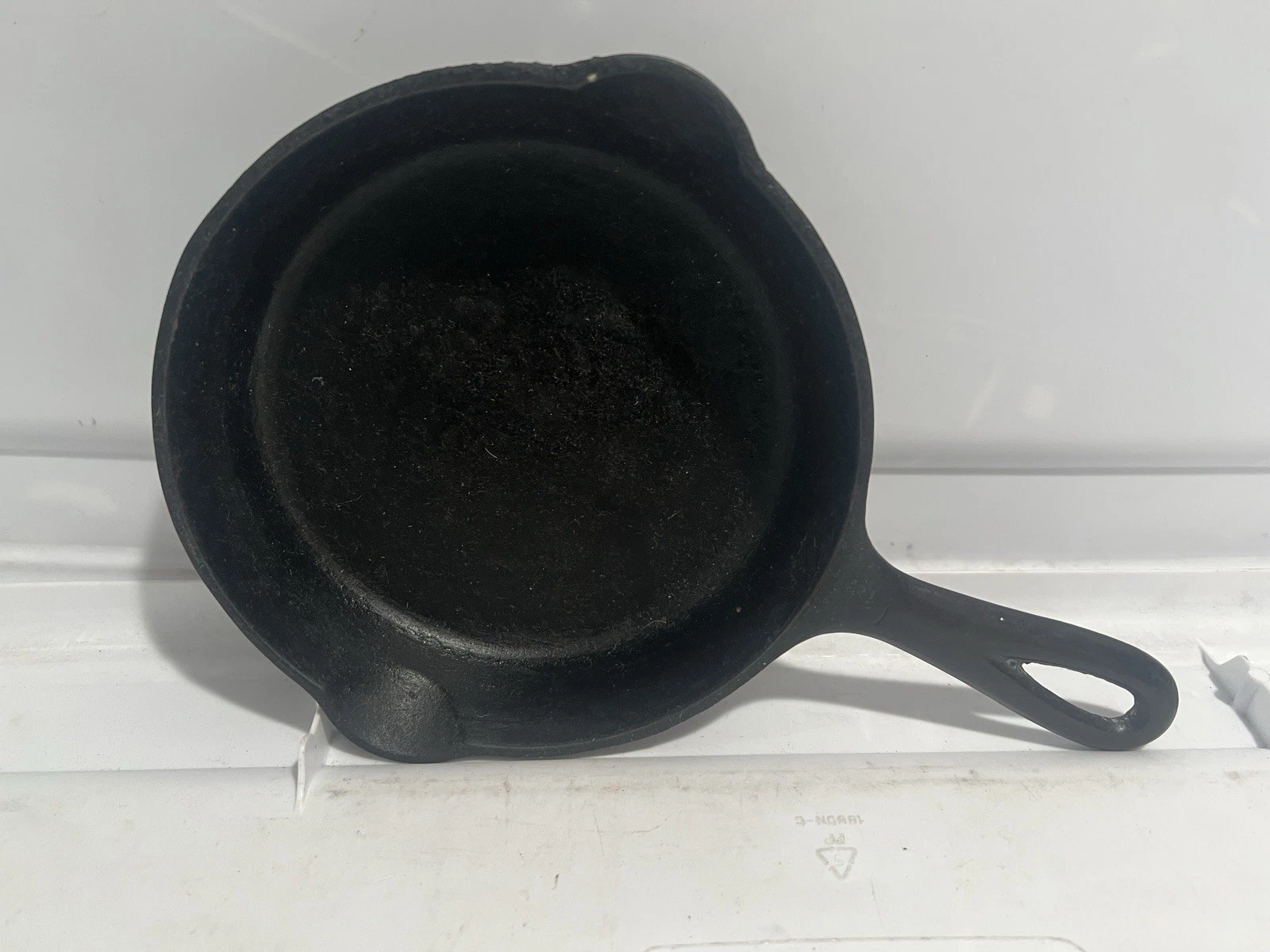 Vintage No. 3 Griswold Erie PA Cast Iron Skillet, 709, double spout, sits flat
