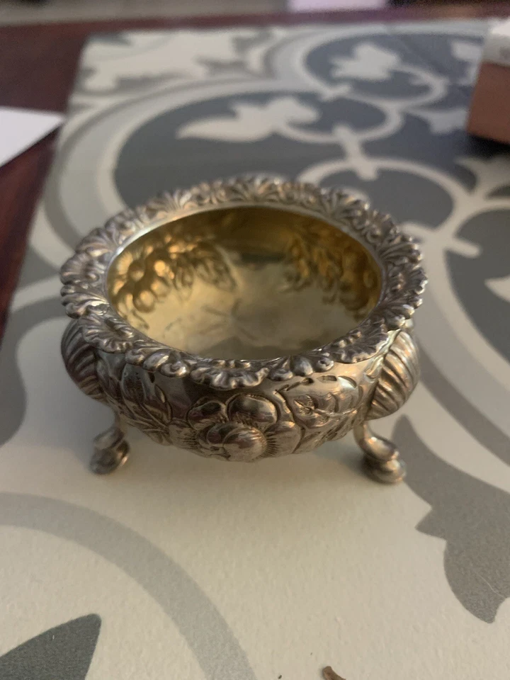 Plato de sal abierto Repousse - 3 en total - Gorham vintage esterlina con interior dorado Foto 2 de 4