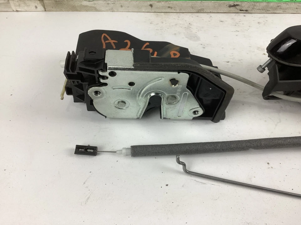 BMW 320I xDrive 2012-2015 manija de puerta exterior trasera izquierda y pestillo de cerradura OEM. Foto 3 de 4