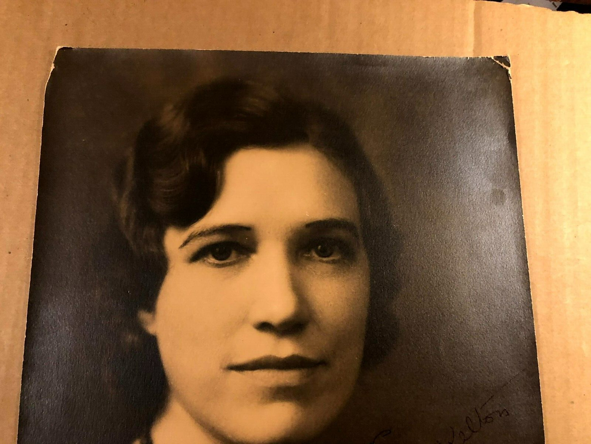 Dorrit Kelton Extremely Rare Very Early Autographed Oversize 10/13 Photo 20s