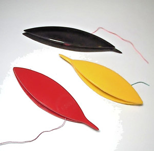 3 VINTAGE BOYE PLASTIC TATTING SUTTLES