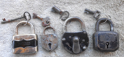 4 old Padlocks  with keys  Locksmith, Art, Decoration,  Collectors...