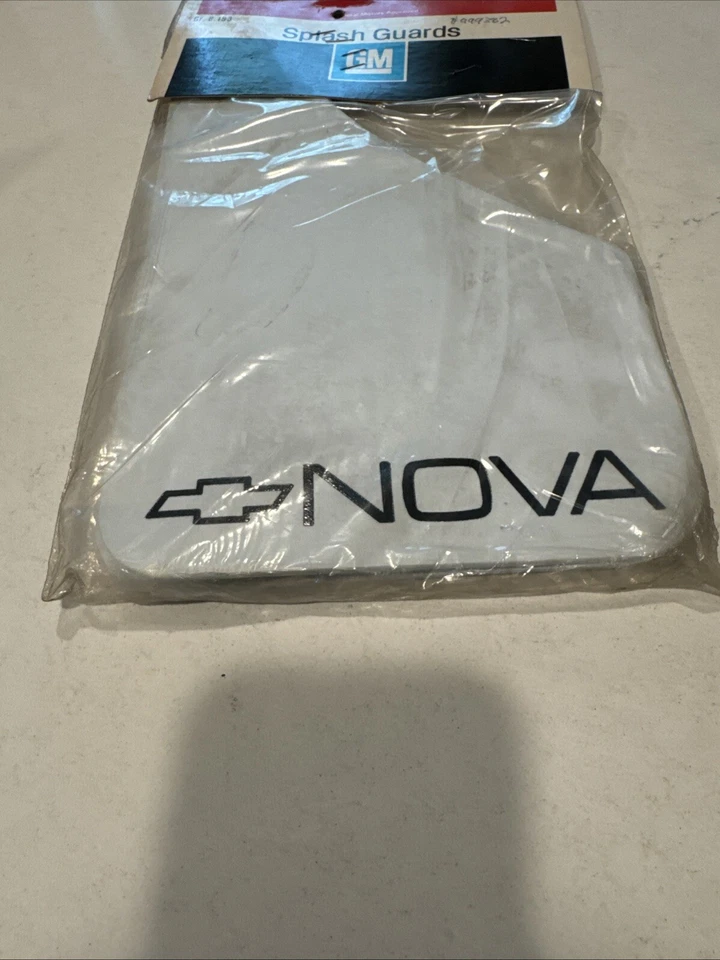 Nuevo de Lote Antiguo GM 999382 Chevrolet Nova Guardabarros Guardabarros OEM Par Blanco Foto 2 de 4
