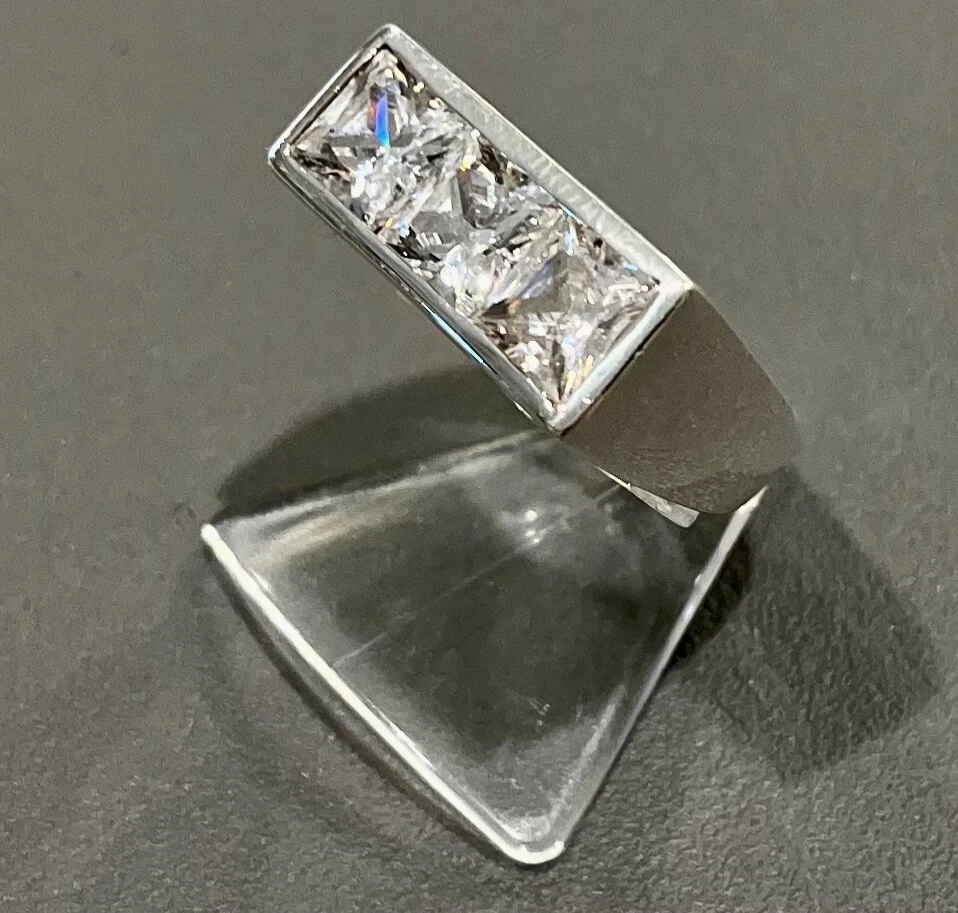 925/- Silberring mit simulierten Diamanten, Ringgröße 60, guter Zustand. - Bild 2 von 3