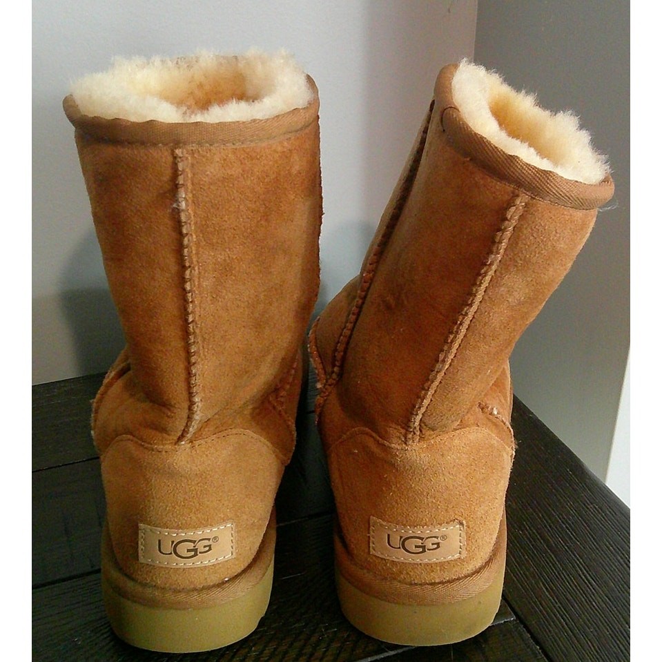 Women's UGG Classic Short II Boots in Chestnut Size 9