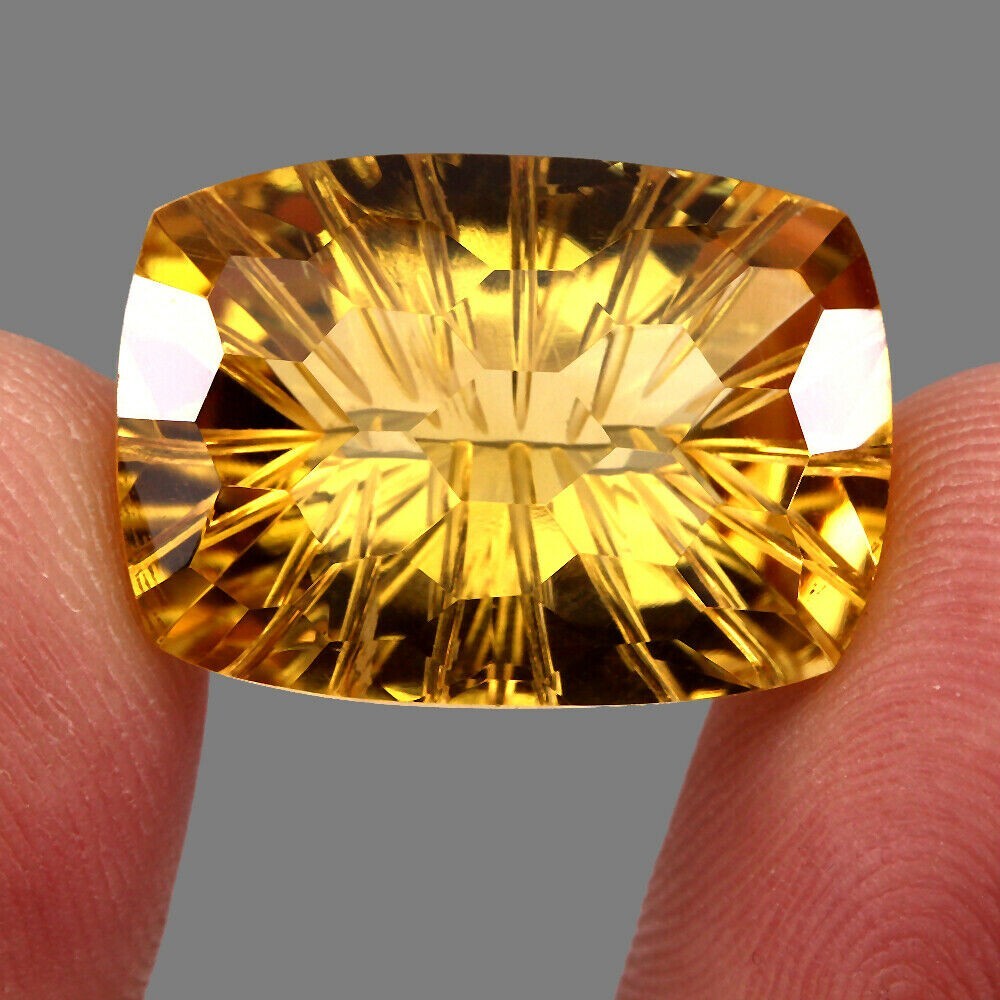 Citrine du Brésil en taille coussin de 21,01 carats, un trésor solaire