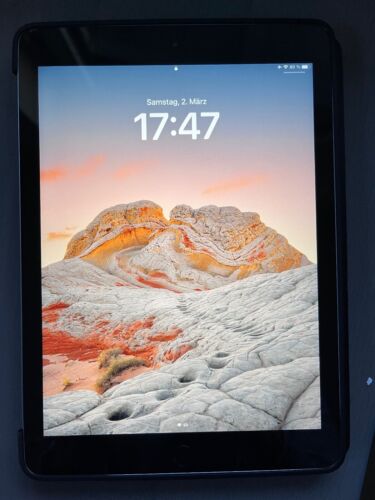 Apple iPad 5. Gen. 128GB, WLAN, 24,64 cm, (9,7 Zoll) - Spacegrau, guter Zustand - Bild 1 von 3