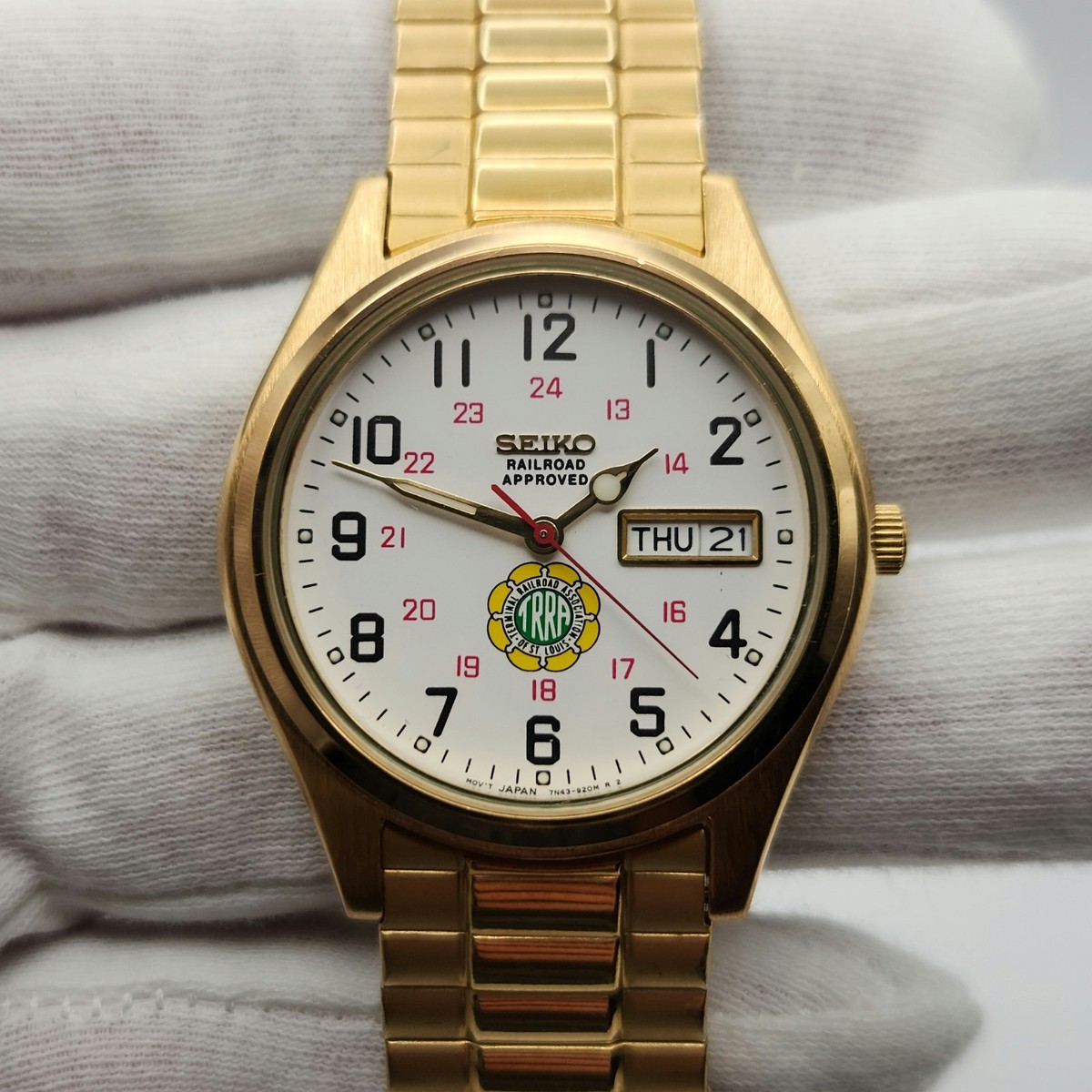 SEIKO RAILROAD APPROVED SOLAR POWERED WATCH-DAY AND DATE-RUNS-37MM CASE Seiko Solar Mens Watch 37mm Two Tone Day Date V158-0AB0  main image 3
