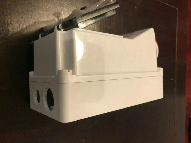 mennekes socket 32A 6H/ RCD PROTECTED SOCKET IP44, 3P+,WHITE&RED,NEW,50HZ-60HZ - Image 3 of 4