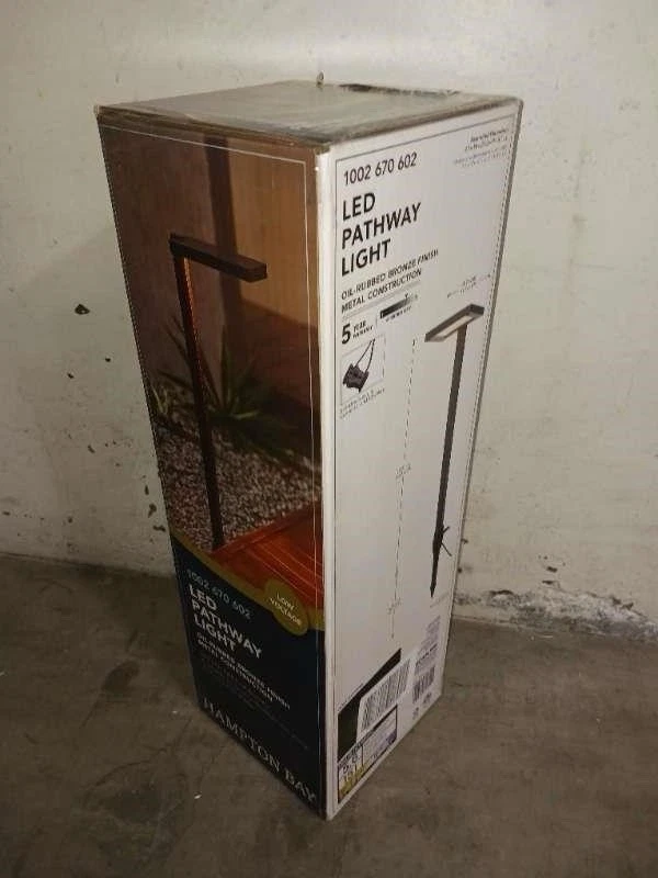 Hampton Bay 151 lúmenes bronce frotado con aceite LED luz de camino exterior de bajo voltaje Foto 2 de 3