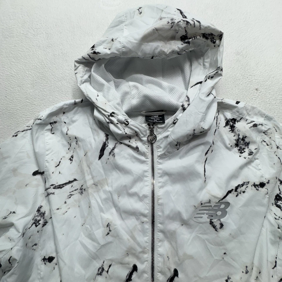 Chaqueta cortavientos New Balance 2X con capucha blanca negra con estampado de mármol cremallera completa Foto 3 de 4