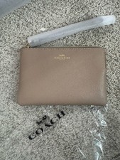 NWT Coach CSRN LTH CRN ZIP Corner Zip Wristlet in the color Taupe