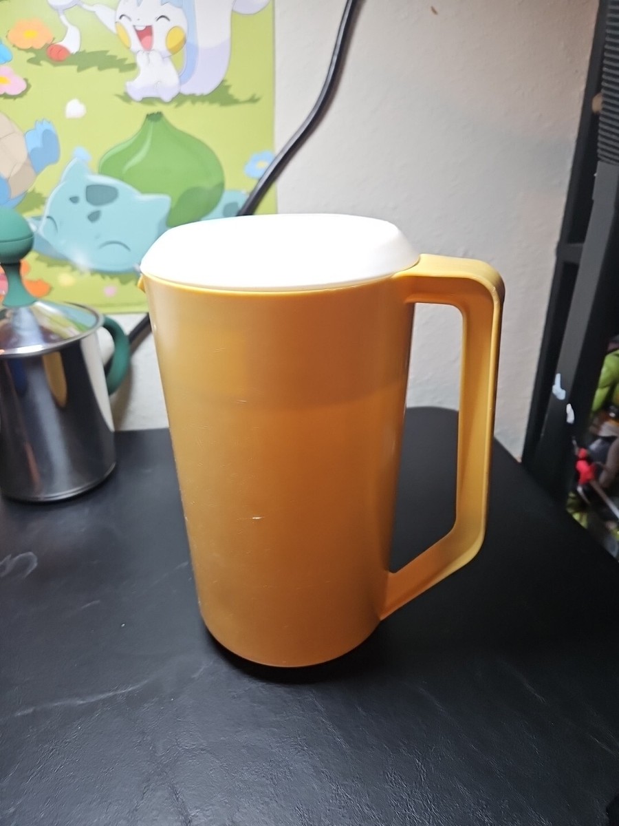 2 Vintage Rubbermaid Pitcher 2 1/4 Quart 1-Blue 2445 1-Yellow J