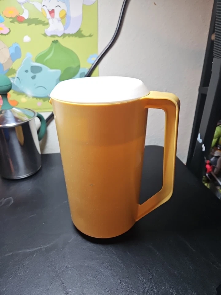 2 Vintage Rubbermaid Pitcher 2 1/4 Quart 1-Blue 2445 1-Yellow J-2445 White Lids - Image 3 of 4