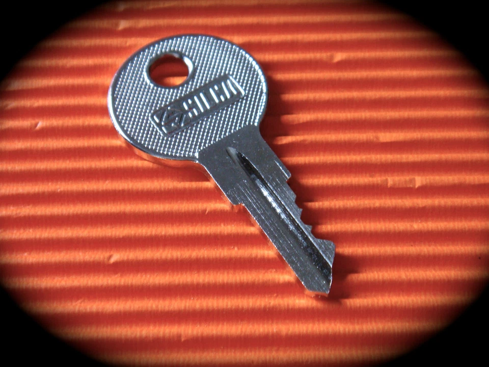 Johnson / Evinrude Keys Supplied To Code Number-Pollak 1977 Series-LQQK! - Image 2 of 3