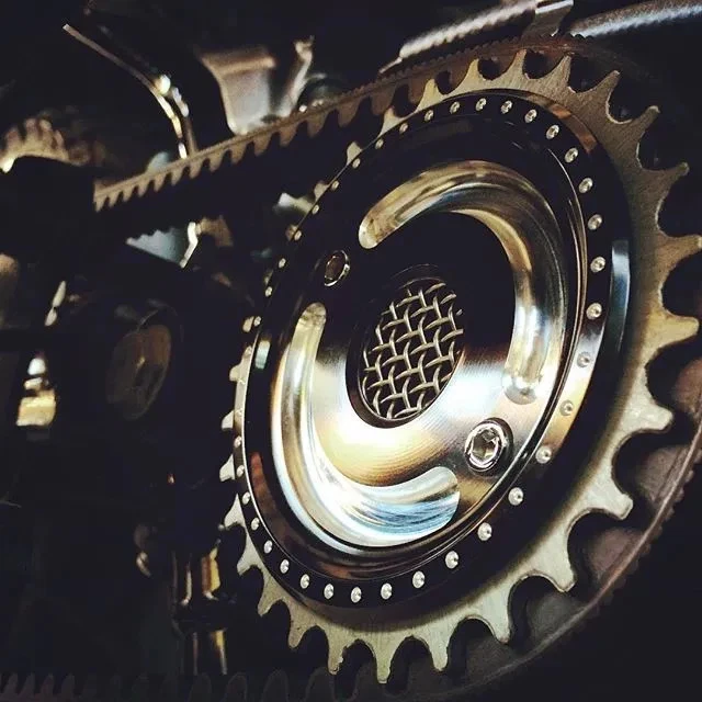 Cubierta de polea rastreadora Roland Sands 0217-2007-BM corte de contraste 04+ Harley Sportster Foto 3 de 4