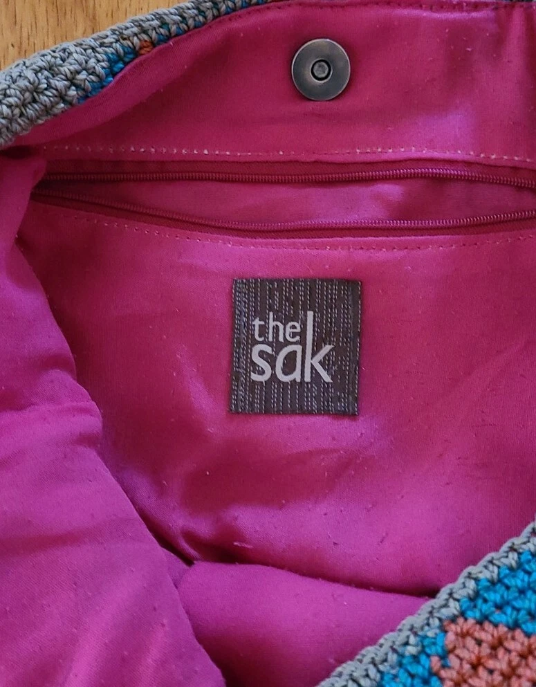 Borsa boho The Sak Cambria all'uncinetto multicolore arcobaleno tracolla tessuto hobo