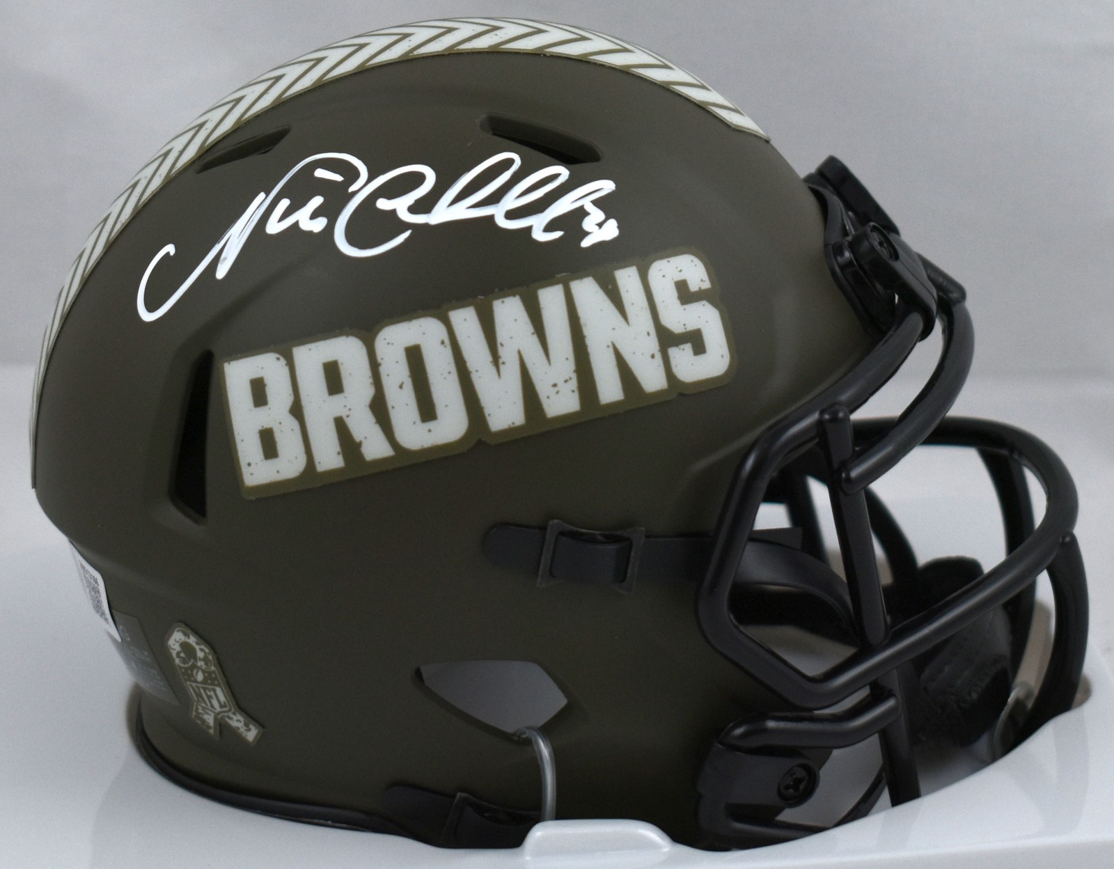 Nick Chubb Autographed Signed Cleveland Browns Browns Salute to Service Speed Mini Helmet - Beckett W Holo 