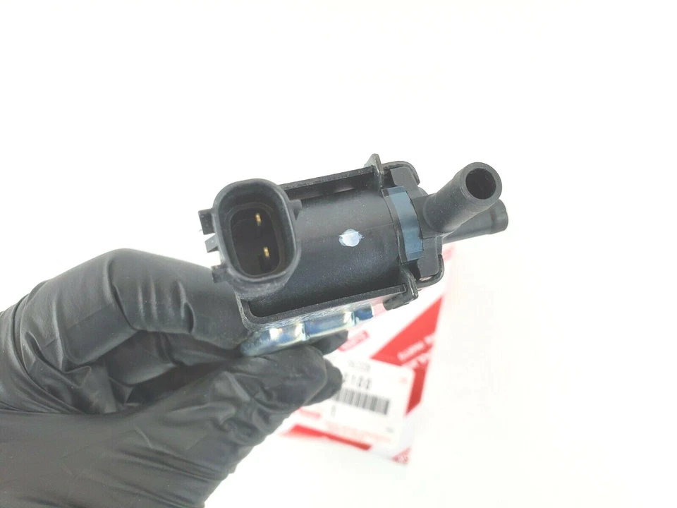 Genuine Toyota Land Cruiser Engine Vacuum Switching Valve Assembly 25860-50100 - Image 2 of 4