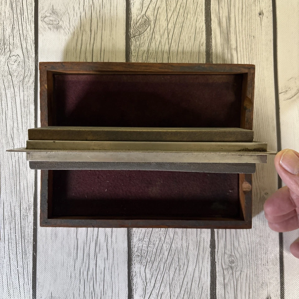 PIKE LILY WHITE WASHITA IN DOUBLE SIDED ROTATING SHARPENER STONE HOLDER & CASE. - Image 2 of 4