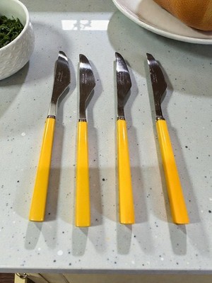 4 VINTAGE ANACAPA FORGE APF2 DINNER KNIVES YELLOW PLASTIC & STAINLESS JAPAN