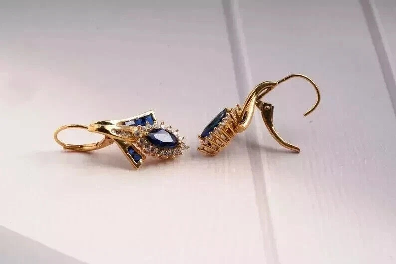 Pendiente de aro para mujer de zafiro simulado de corte marquesa de 2 quilates enchapado en oro amarillo de 14 quilates Foto 4 de 4