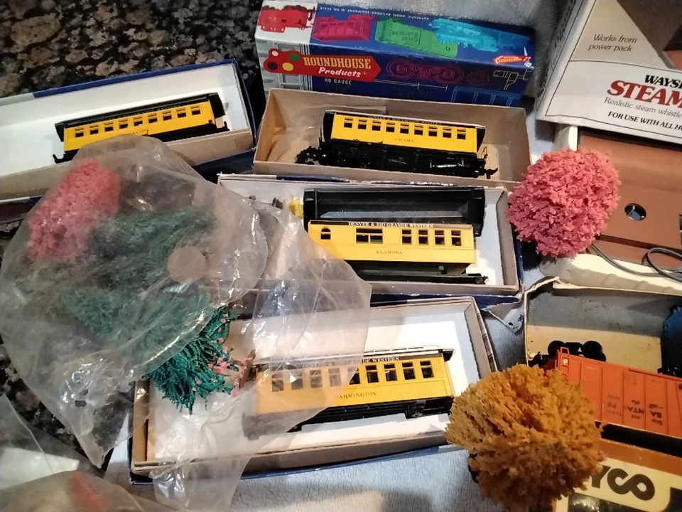 Large Lot Of HO Scale Train Lot With Accessories - Image 4 of 4