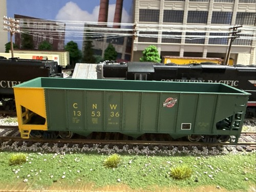 Coche tolva HO Roundhouse Chicago North Western 40’ 3 bahías CNW #135396 MW/KD | Zustand: Used