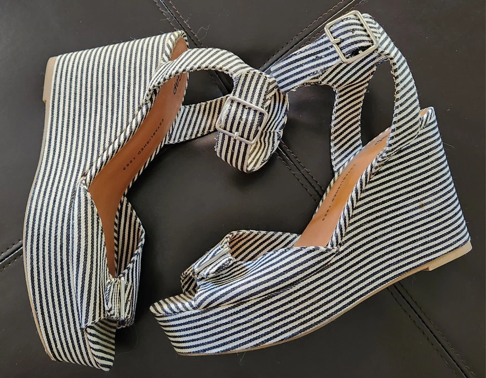 Sandalia de cuña a rayas de ferrocarril blanco y negro Gap plataforma hebilla correa para el tobillo talla 10 Foto 3 de 4