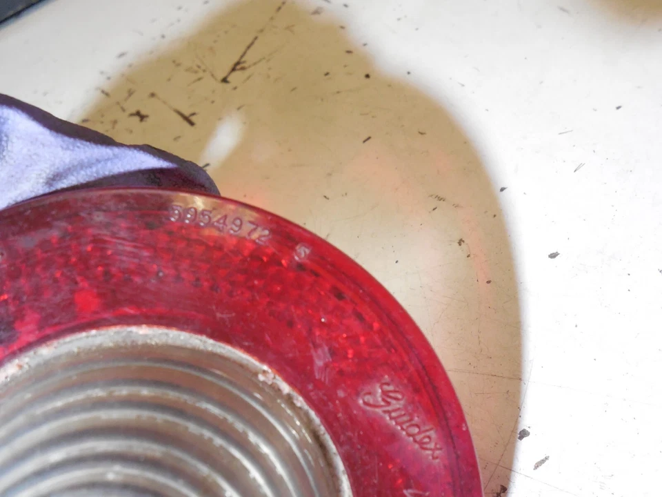 Направляющая объектива заднего фонаря 5954972 RB64 1964 Chevrolet Corvair Impala - Изображение 3 из 4