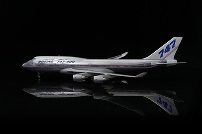 SQ Wings 1:200 Boeing B747-400  House Colours   Flaps Down  N401PW