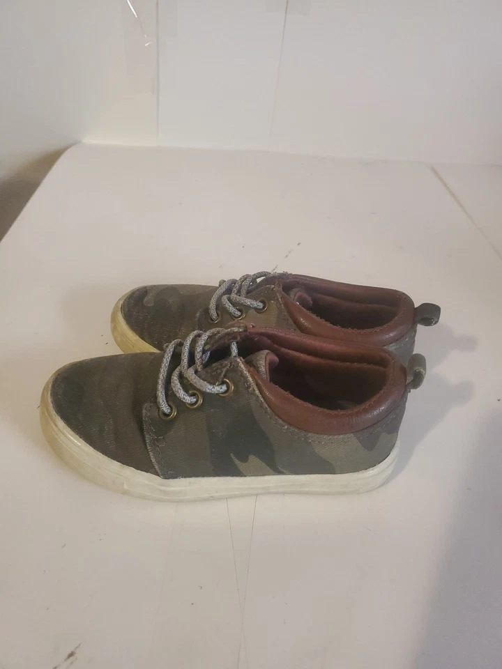 Zapatos sin cordones Carter’s Kids camuflados talla 8 | Tenis de lona verde para niños pequeños Foto 3 de 4