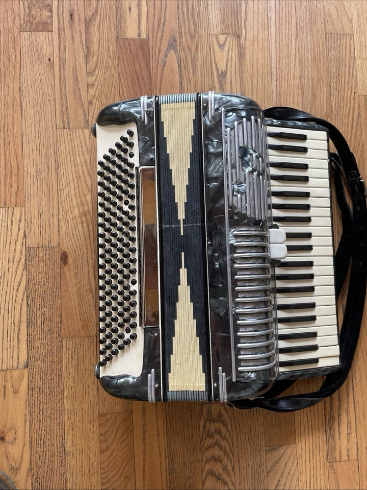 Vintage  Accordion Made In Italy w/ Presto Case Great Condition. - Image 2 of 4