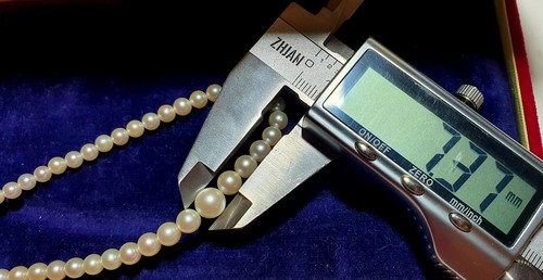 Mikimoto akoya Pearl Necklace 3.7mm-7.5mm with original box 44cm length - Picture 7 of 8