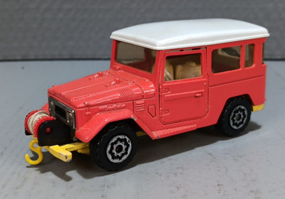 MAJORETTE ECH 1/36 J40 LANDCRUISER RED/WHITE ROOF with Front Tow