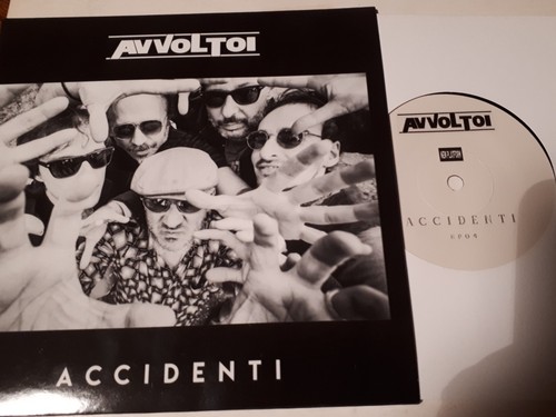 AVVOLTOI - ACCIDENTI - 45 GIRI 7" NUMERATO 300 COPIE SINGLE SIDED CON AUTOGRAFI - Foto 3 di 4