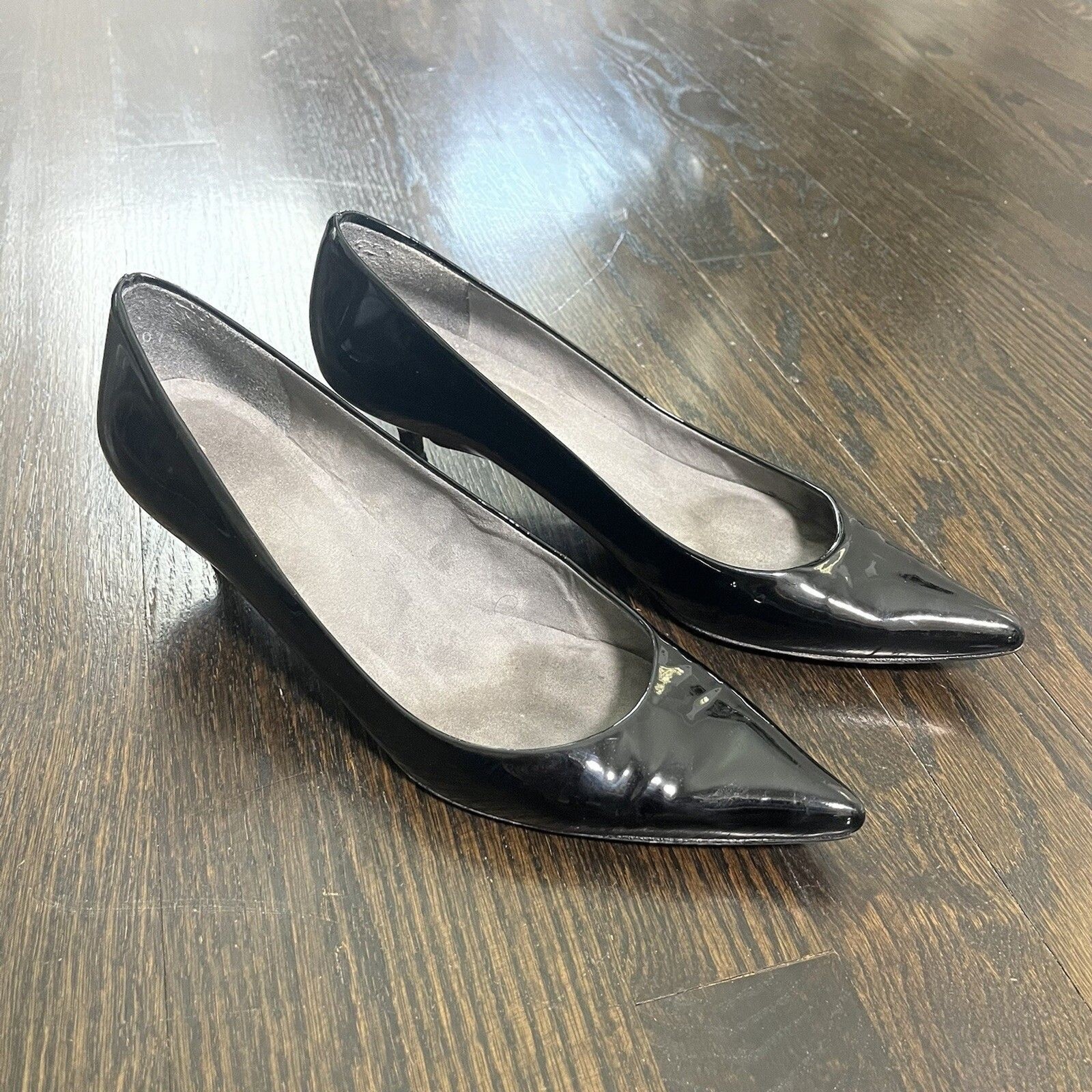 Stuart Weitzman Pumps 8 Narrow Pointed Toe Kitten Heel Black Patent Leather