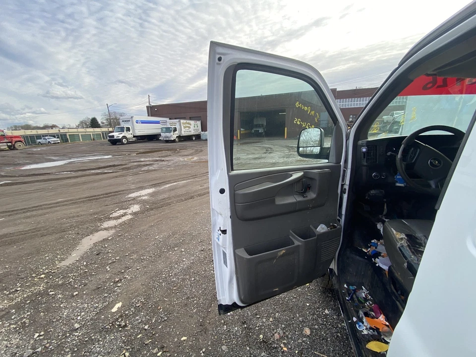 Used Front Left Door Assembly Front fits: 2014 Chevrolet Express 3500 van L. ele - Imagem 4 de 4