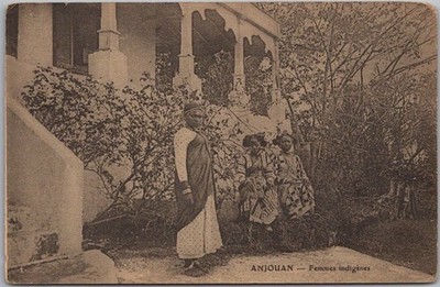 Vintage ANJOUAN, Comoro Islands (Nzwani) Postcard ''Femmes Indigenes'' c1910s