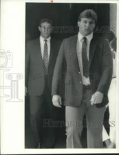 1986 Press Photo Tom Watson, Syracuse University Football Player at Court