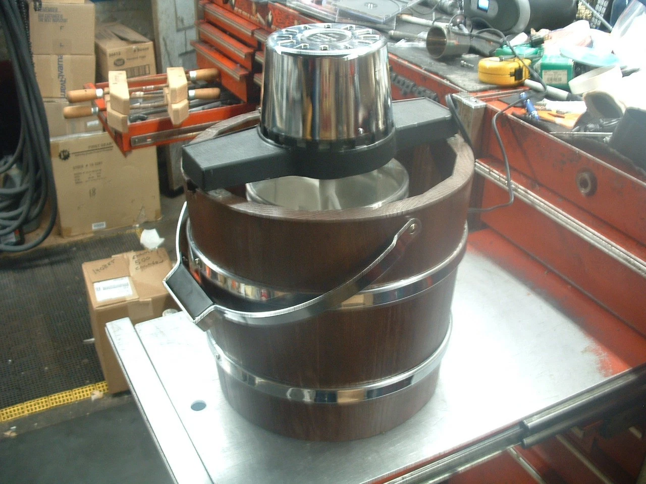 VINTAGE WOOD BUCKET ELECTRIC ICE CREAM MAKER FREEZER UDICO MODEL ICF-25 USA CA.
Opens in a new windo